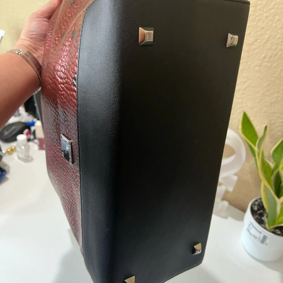 MCM Metallic Hobo - Picture 7 of 11